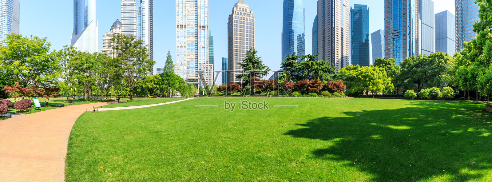 以现代商业建筑为背景的上海城市公园照片摄影图片