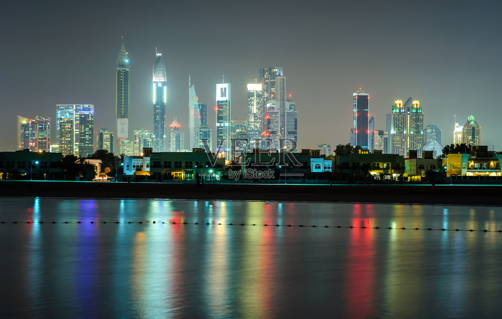 迪拜最高的摩天大楼和美丽的朱美拉海滩倒影，迪拜市中心的天际线，阿拉伯联合酋长国照片摄影图片