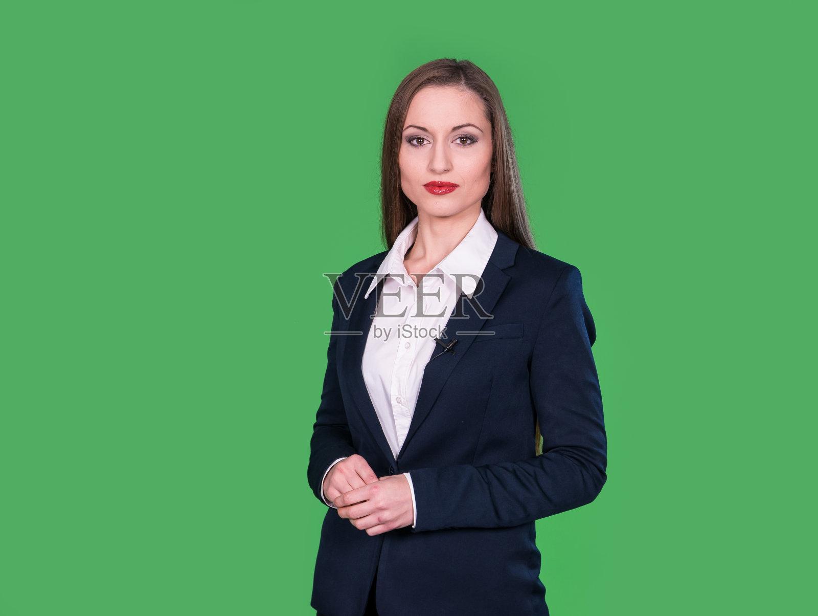 彩色键上的女新闻播音员肖像，照片摄影图片