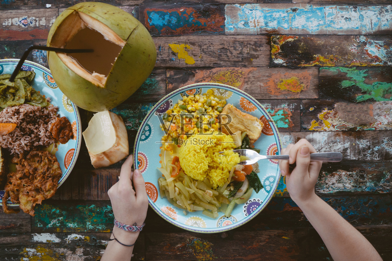 巴厘岛食物和椰子在五颜六色的桌子上照片摄影图片
