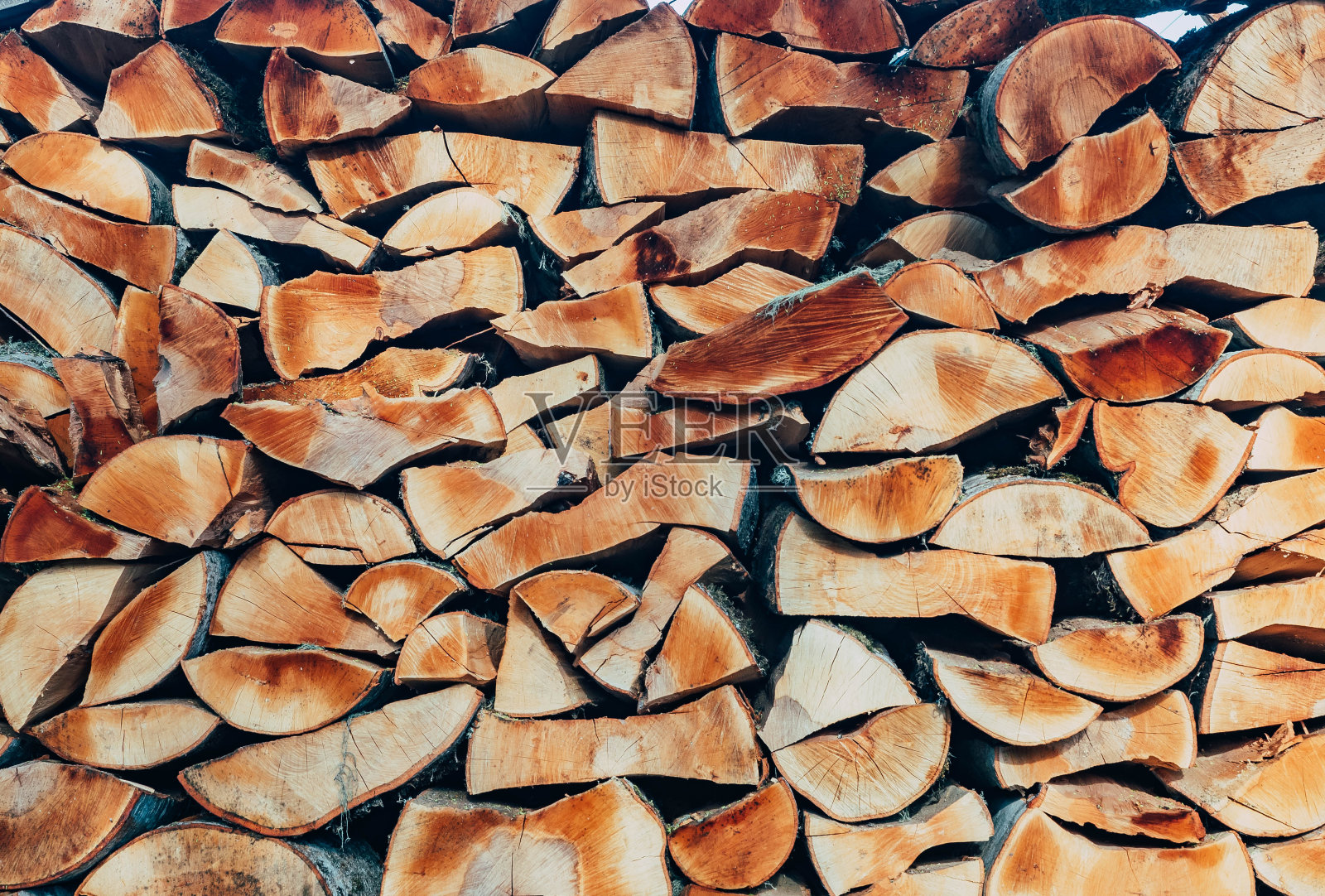 劈开的木头堆在柴堆里。一排一排堆放在一起的柴火木头stovemone背景。堆木头照片摄影图片