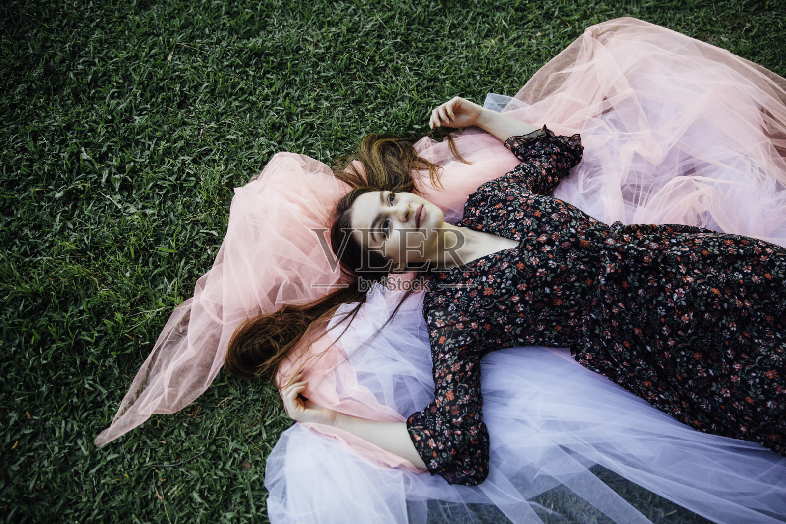 美丽的年轻女子躺在薄纱上照片摄影图片