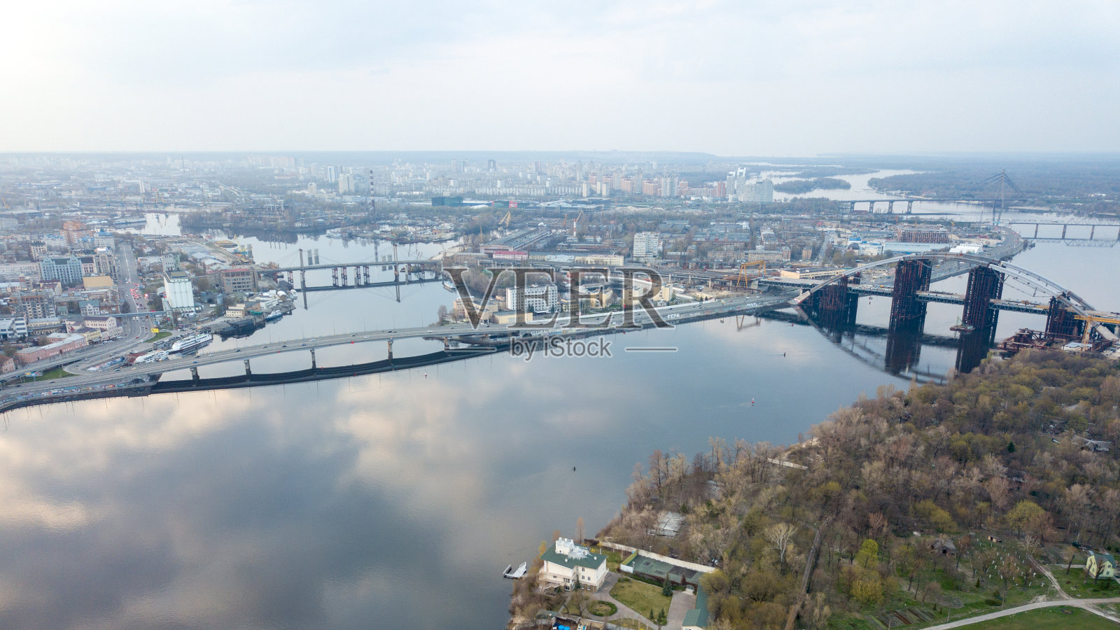 鸟瞰图基辅(基辅)城市，乌克兰。有桥的第聂伯河。奥伯隆地区的背景照片摄影图片