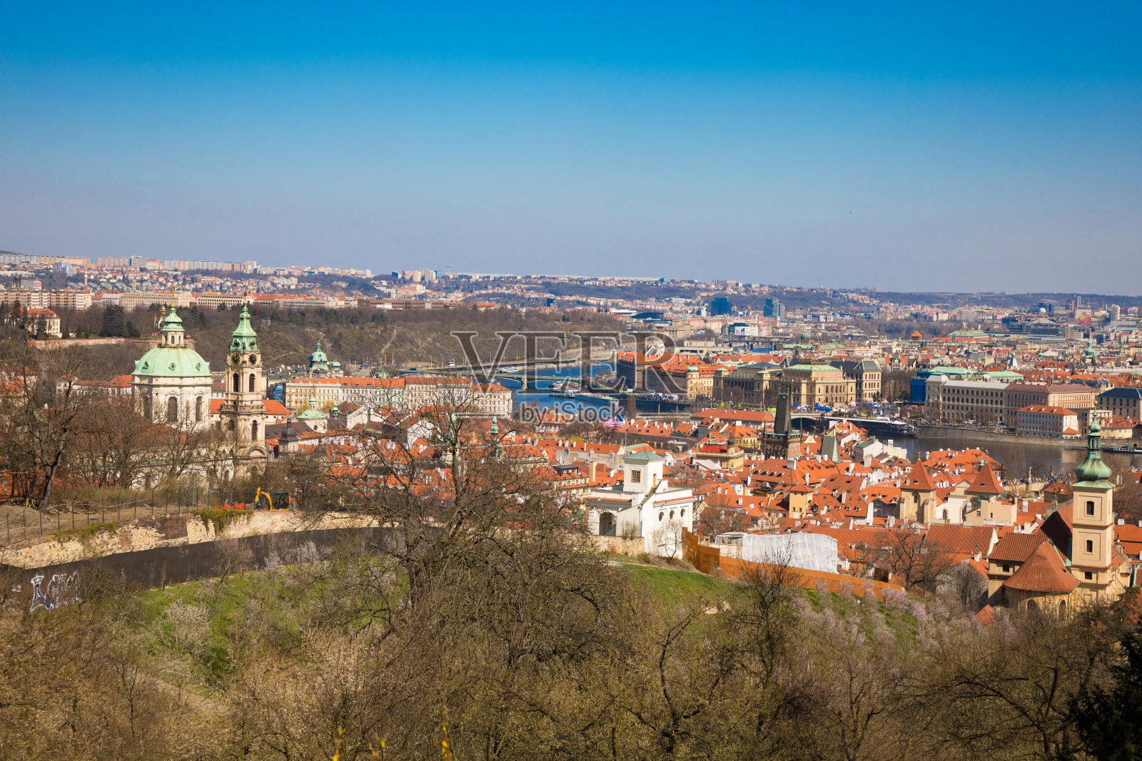 阳光明媚的布拉格老城照片摄影图片