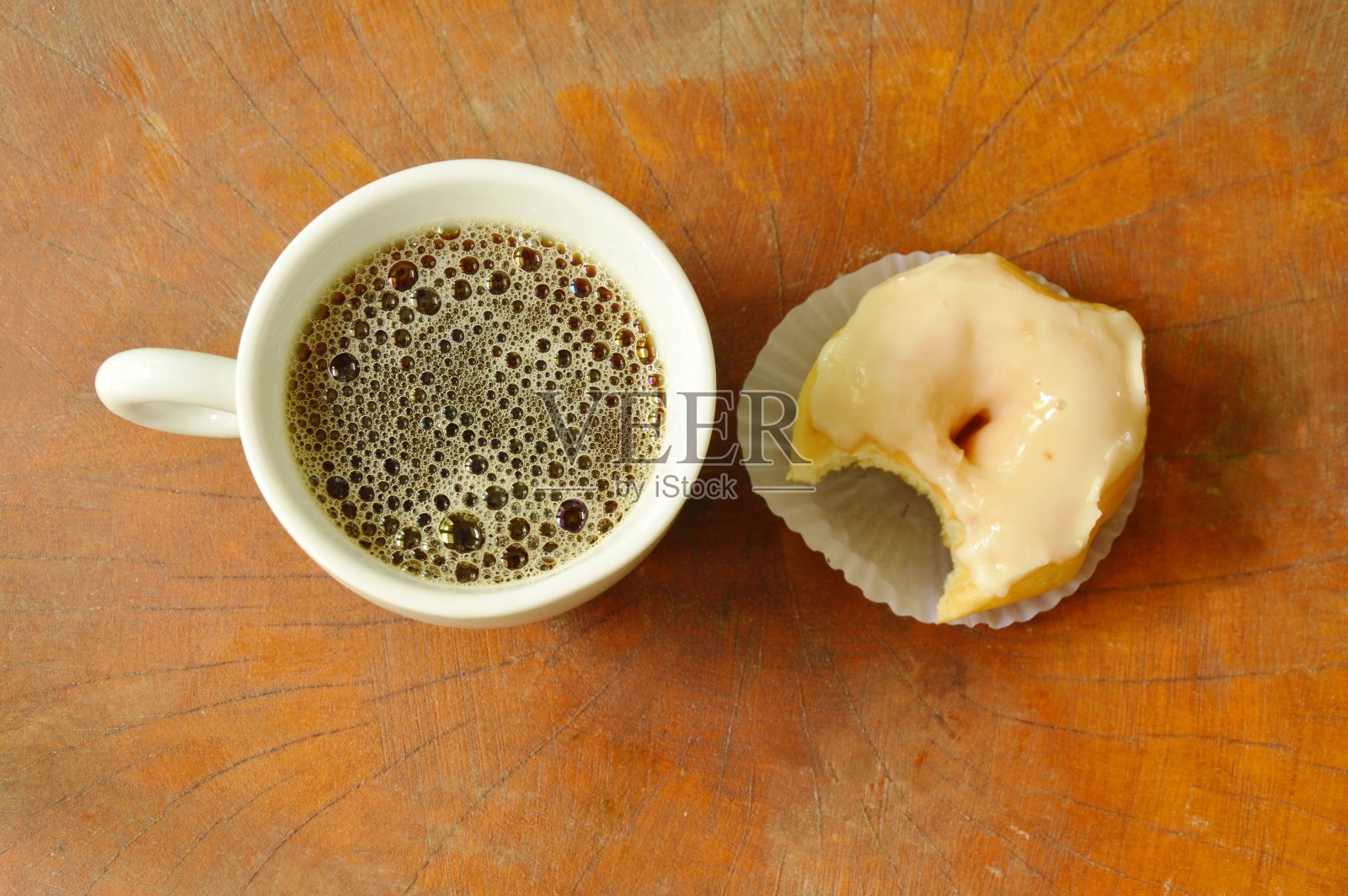 白奶油甜甜圈咬和黑咖啡杯照片摄影图片