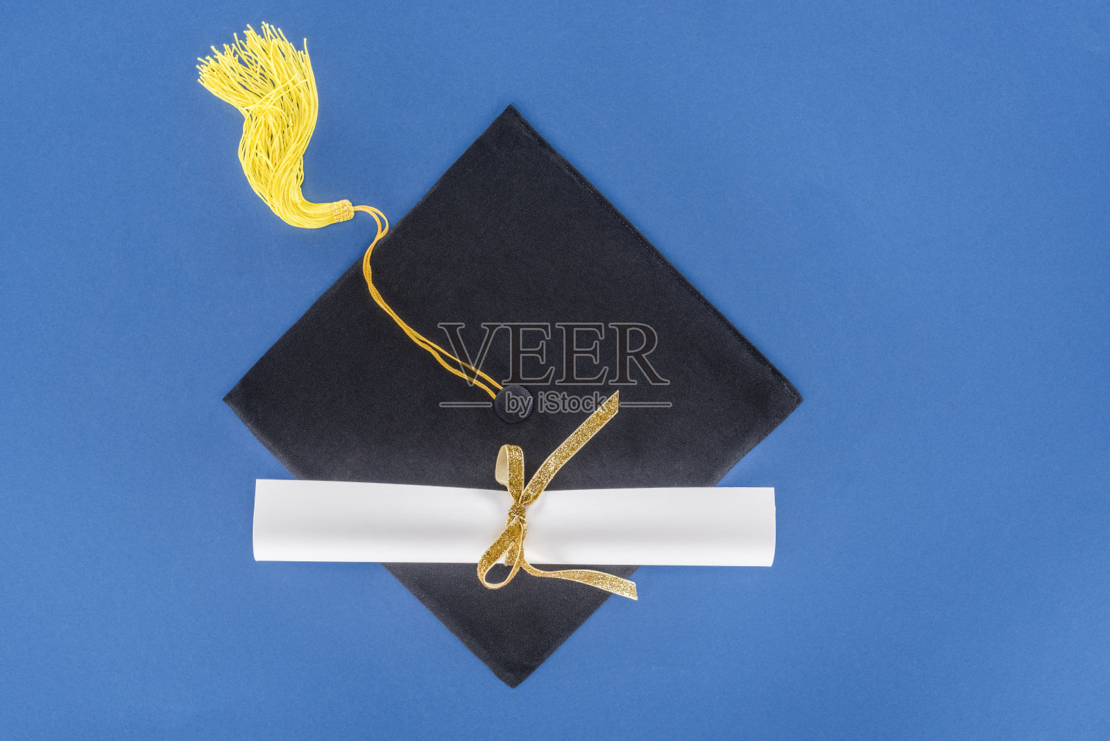 毕业观念与毕业文凭和毕业帽隔离在蓝色照片摄影图片