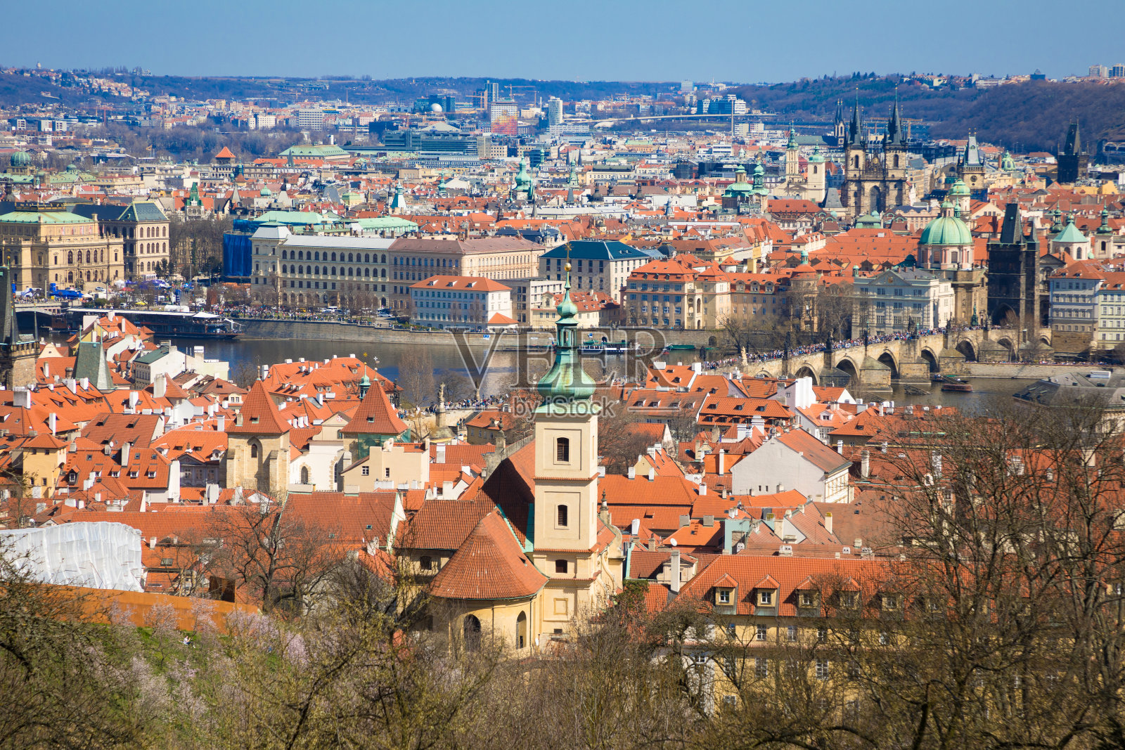 阳光明媚的布拉格老城照片摄影图片