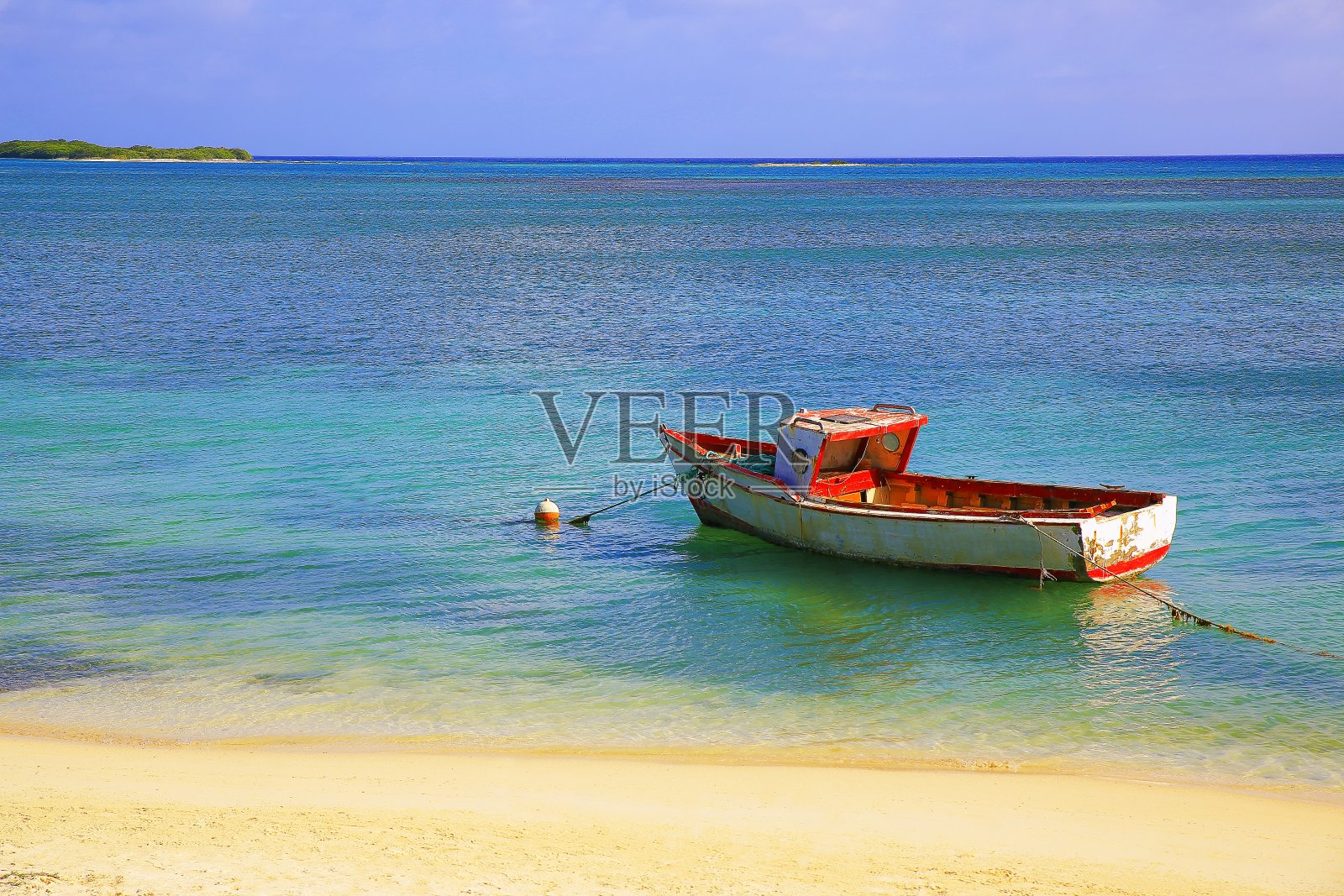 抛锚的乡村木制渔船在田园般的加勒比绿松石海滩照片摄影图片