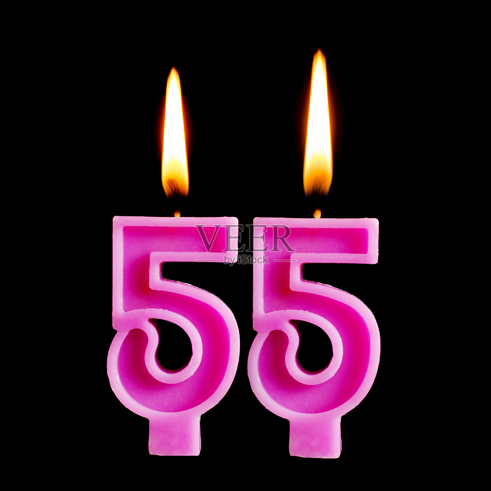 燃烧生日蜡烛55 55的形式为蛋糕孤立在黑色背景。庆祝生日、纪念日、重要日期、节日的概念照片摄影图片