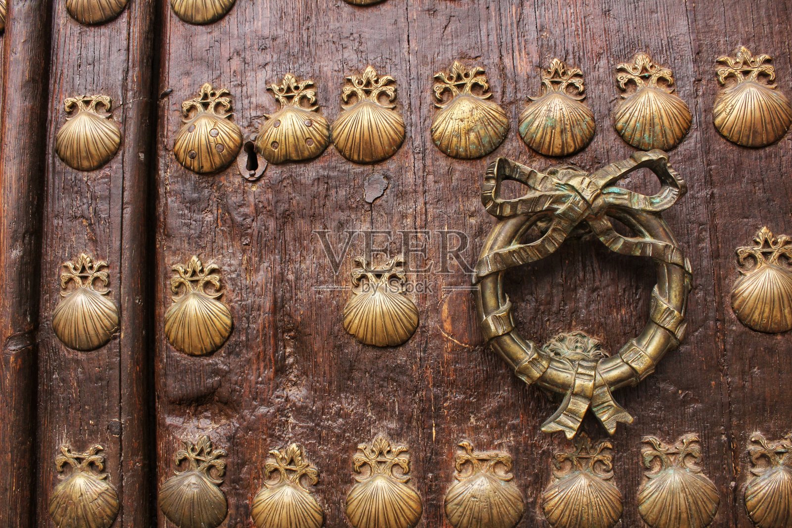 古老的门与金色的锻铁细节和贝壳的数字照片摄影图片