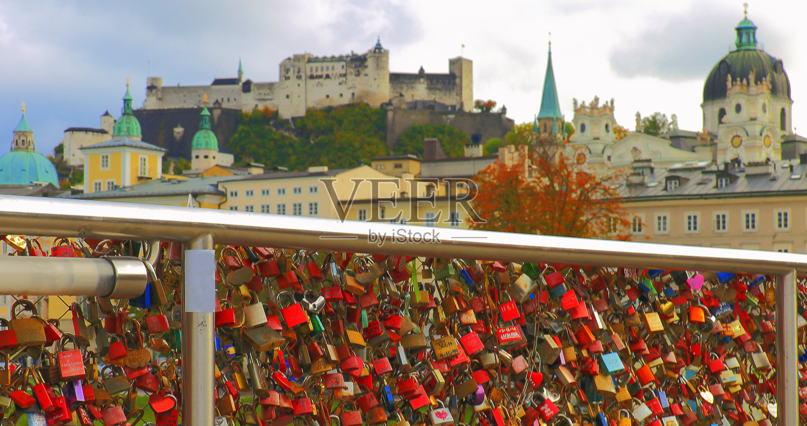 奥地利萨尔茨堡的城市景观，马卡斯泰格桥上的浪漫挂锁照片摄影图片
