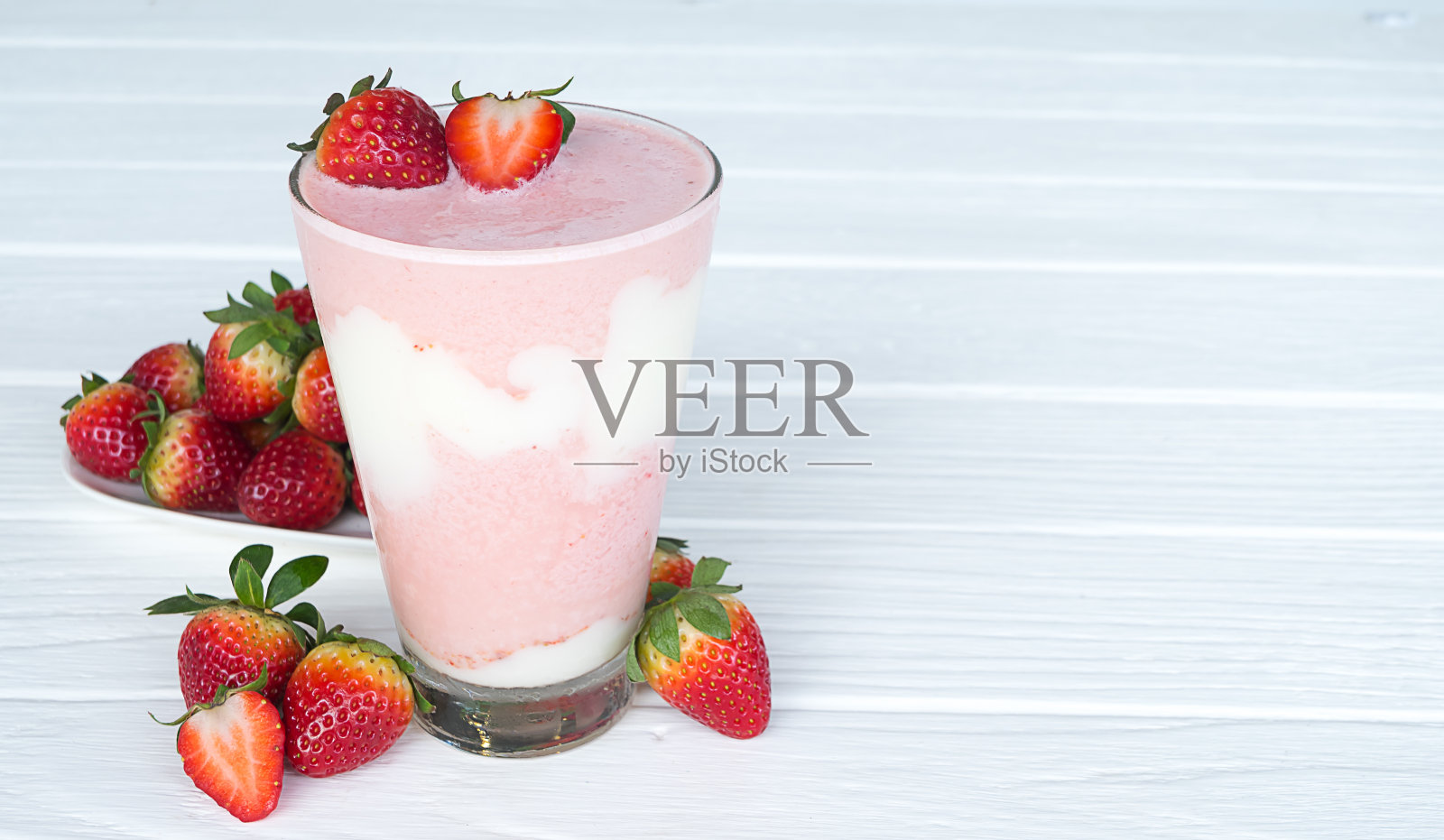 草莓果汁酸奶照片摄影图片