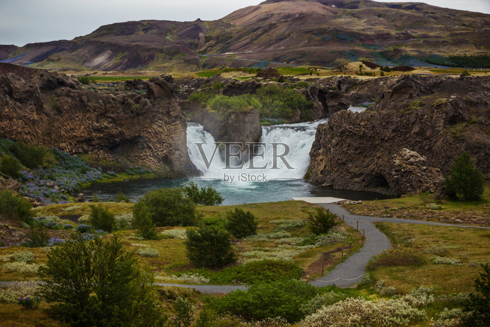 Hjalparfoss瀑布、冰岛照片摄影图片