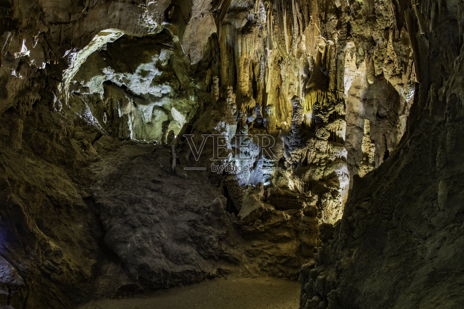 一个美丽的Resava洞穴，巨大的石笋和钟乳石柱和柱廊，在洞穴底部的小桶和珍珠。形态、水文和小气候特征。塞尔维亚照片摄影图片