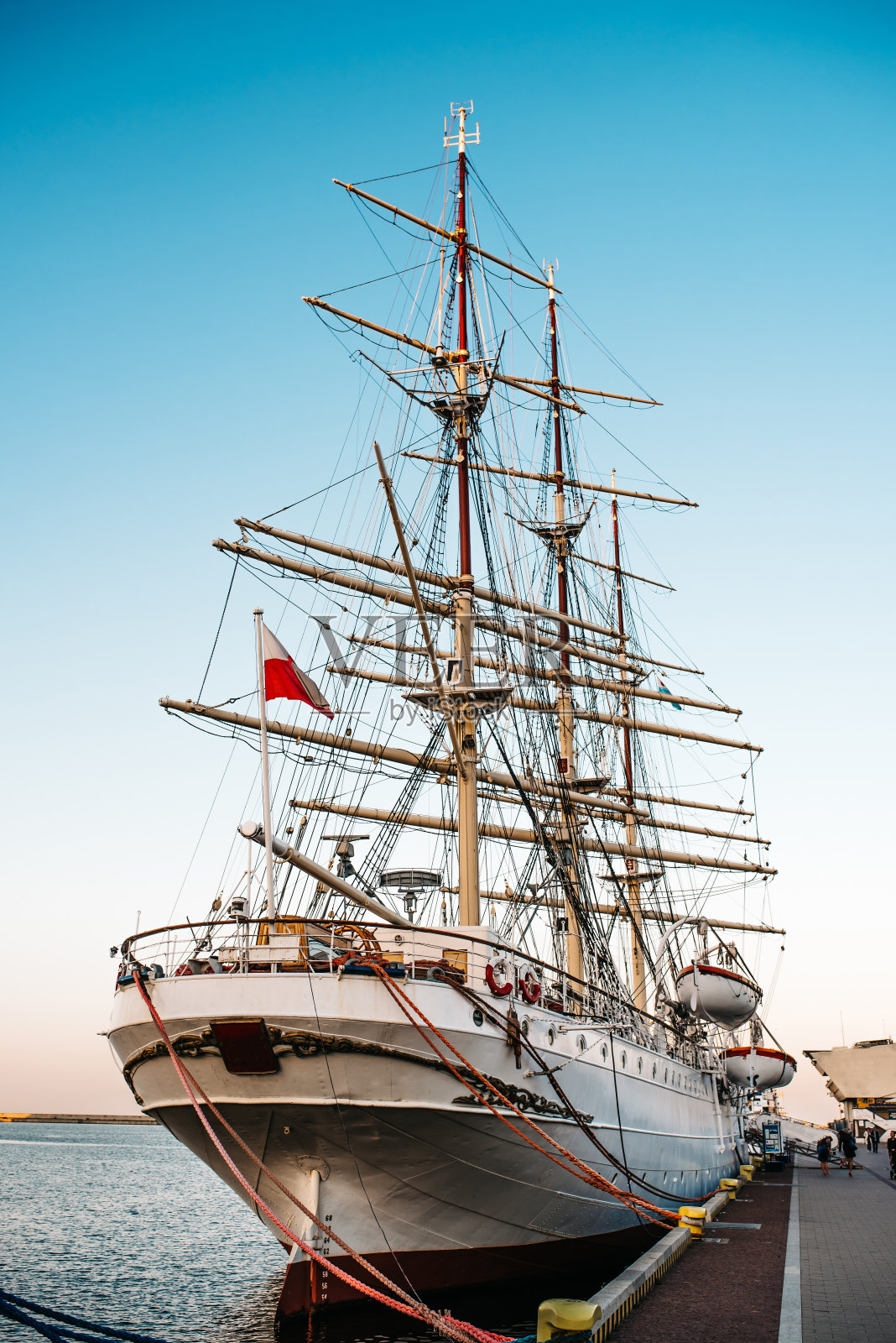 旧帆船，护卫舰停泊在港口照片摄影图片