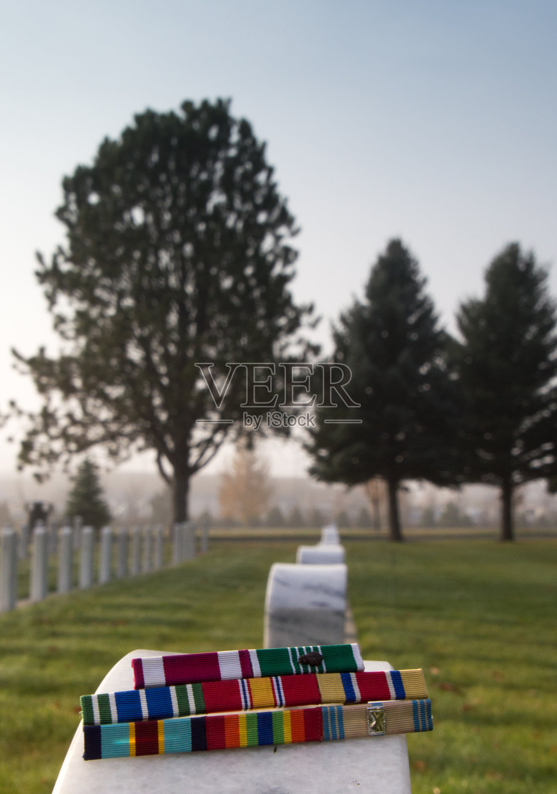老兵墓碑上的军事奖励丝带照片摄影图片