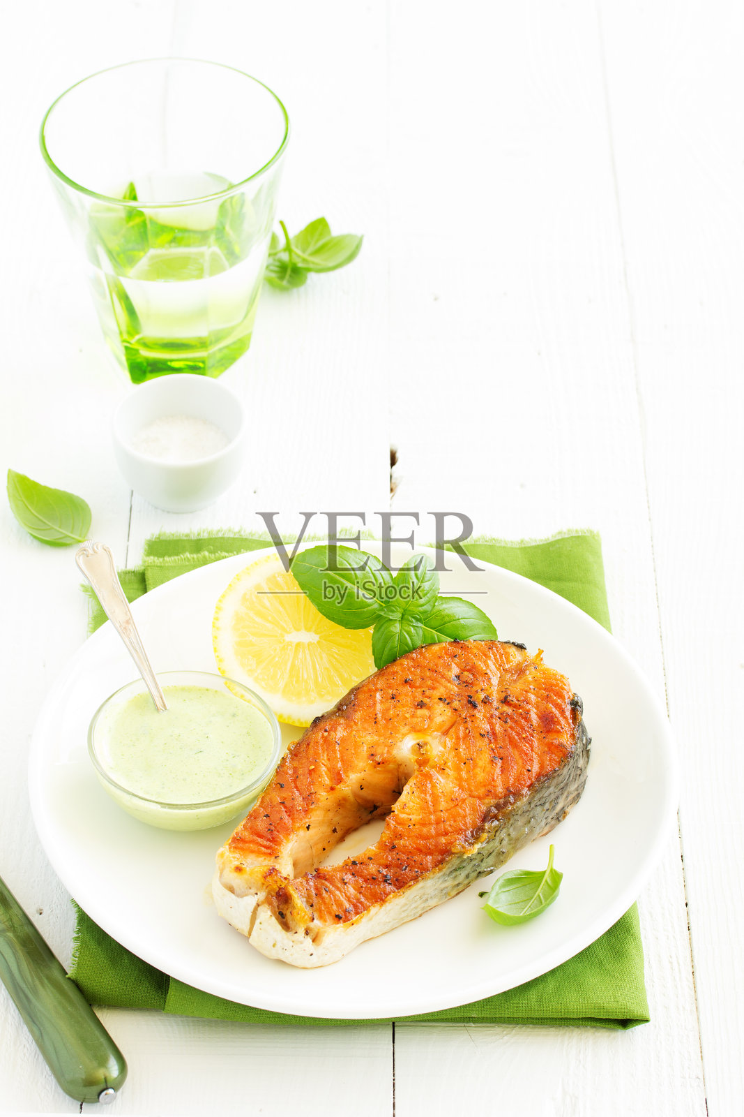 一块龙蒿酱烤鲑鱼。照片摄影图片