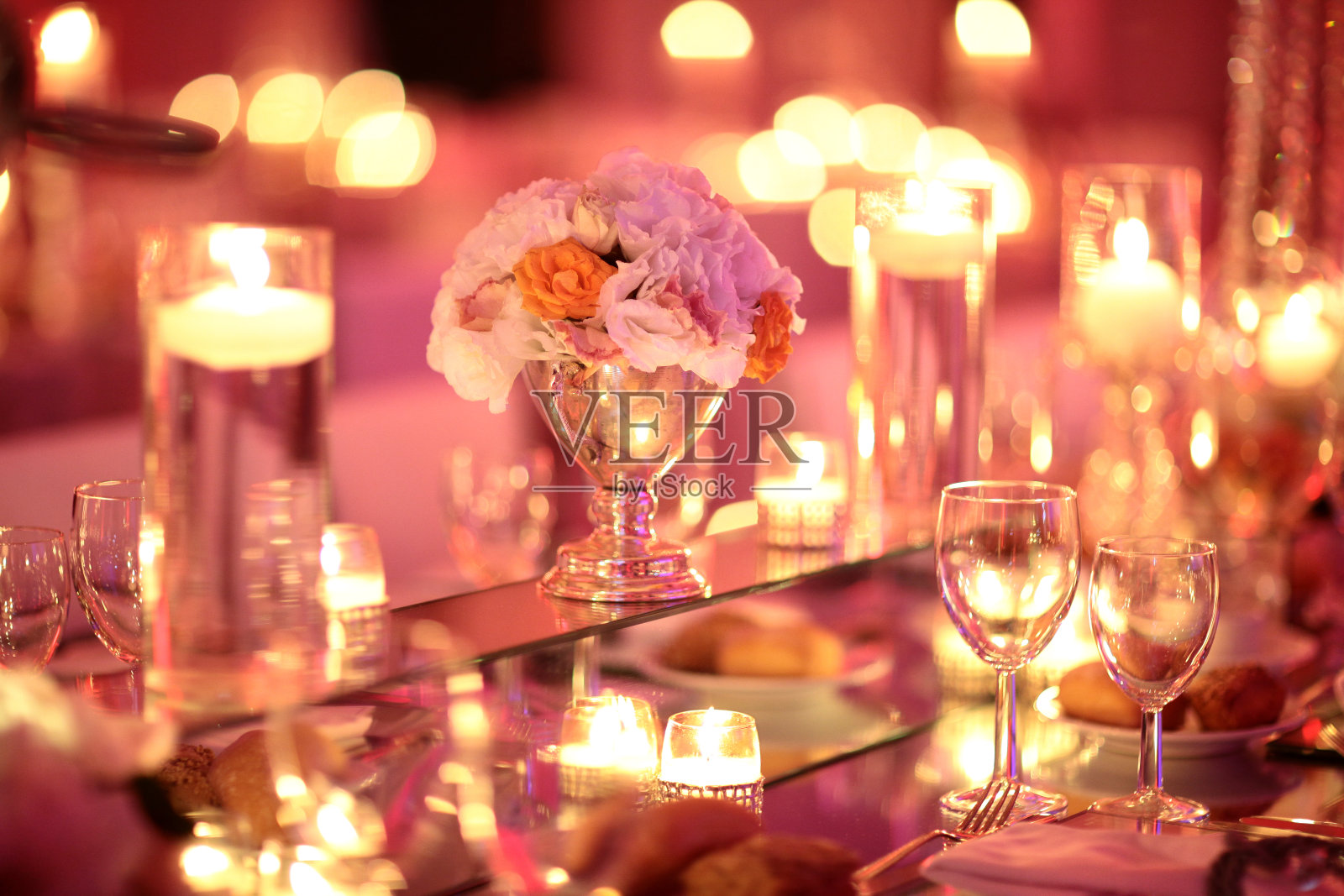 蜡烛，圣诞彩灯，餐桌摆设照片摄影图片