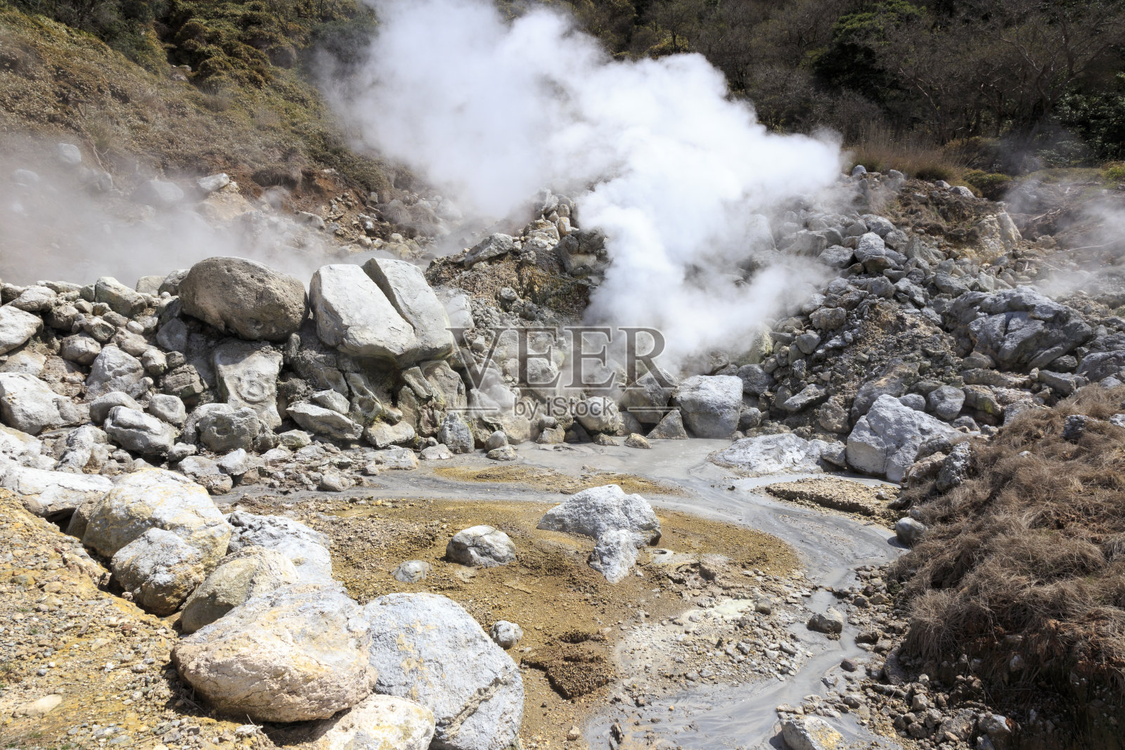 日本云仙山的蒸汽温泉照片摄影图片