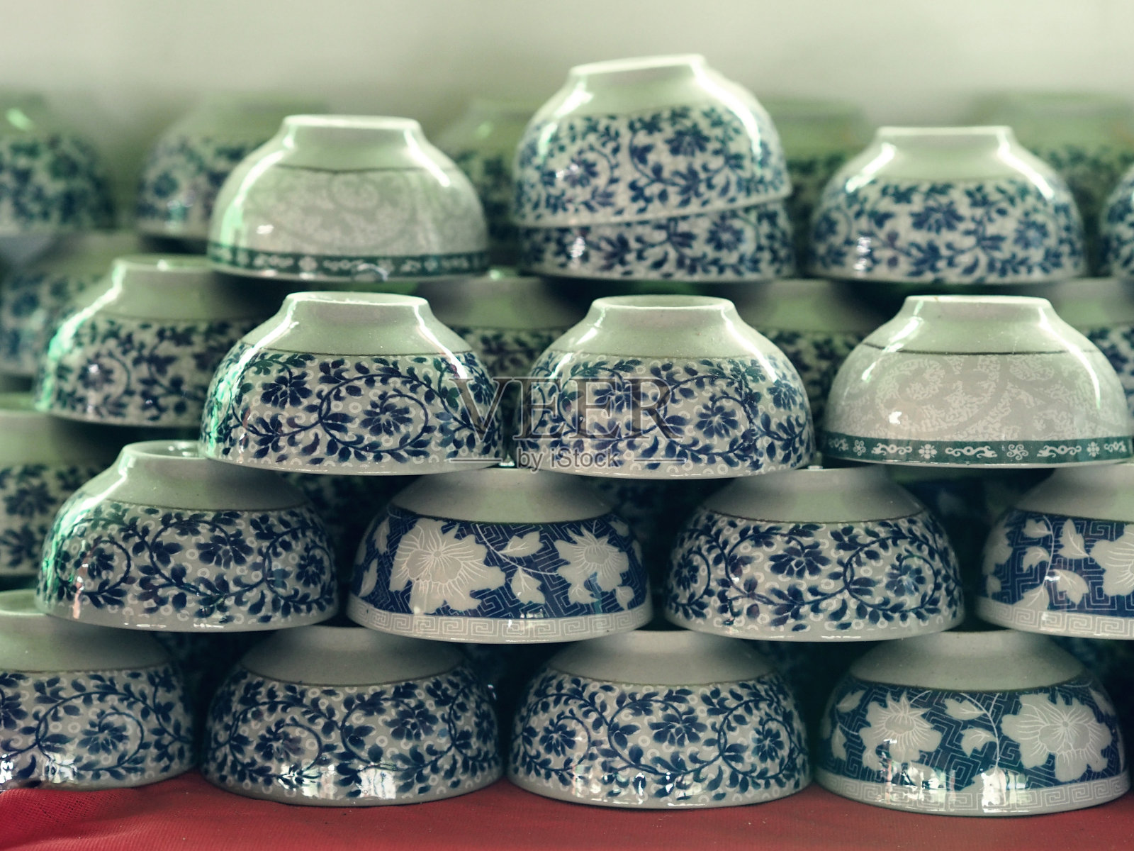 红桌上精美的中国传统陶瓷茶杯。选择性聚焦，模糊背景。照片摄影图片