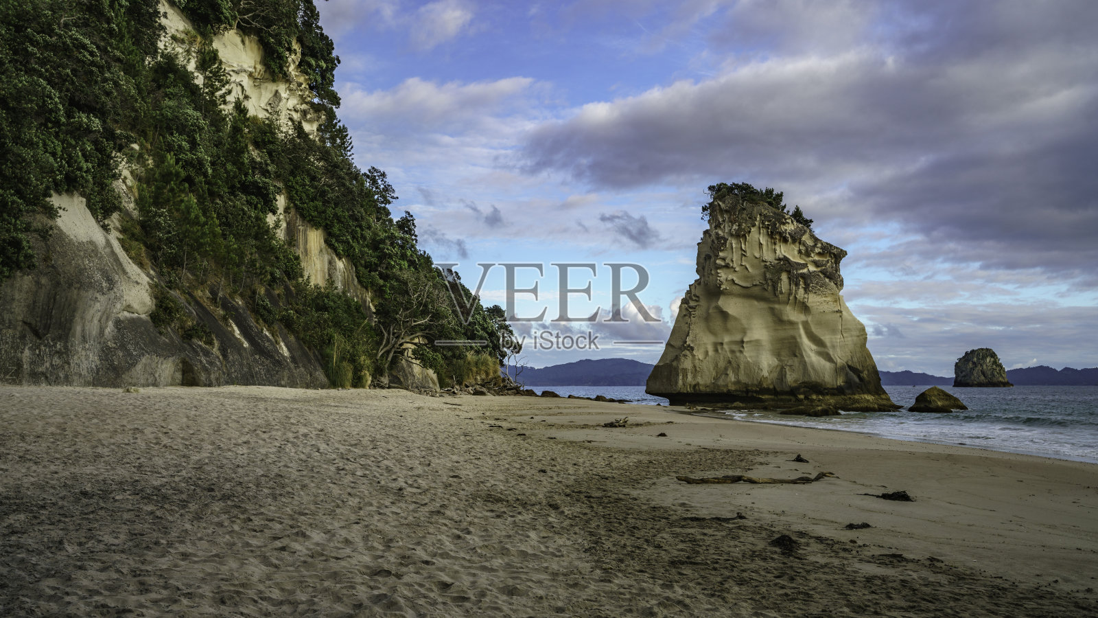 宏伟的砂岩岩石巨石大教堂湾海滩，科罗曼德尔，新西兰7照片摄影图片