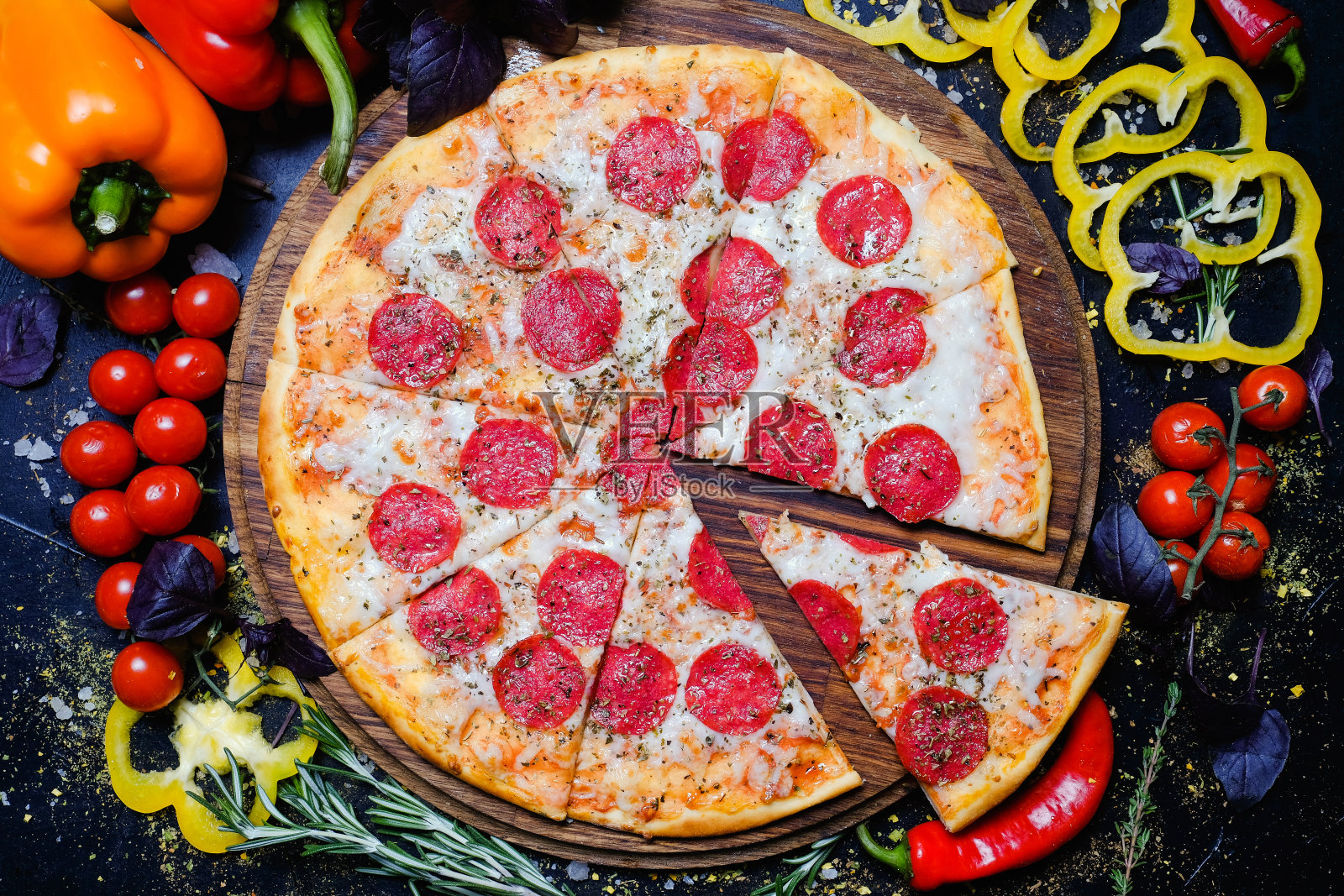 美食摄影艺术意大利辣香肠披萨意大利餐照片摄影图片