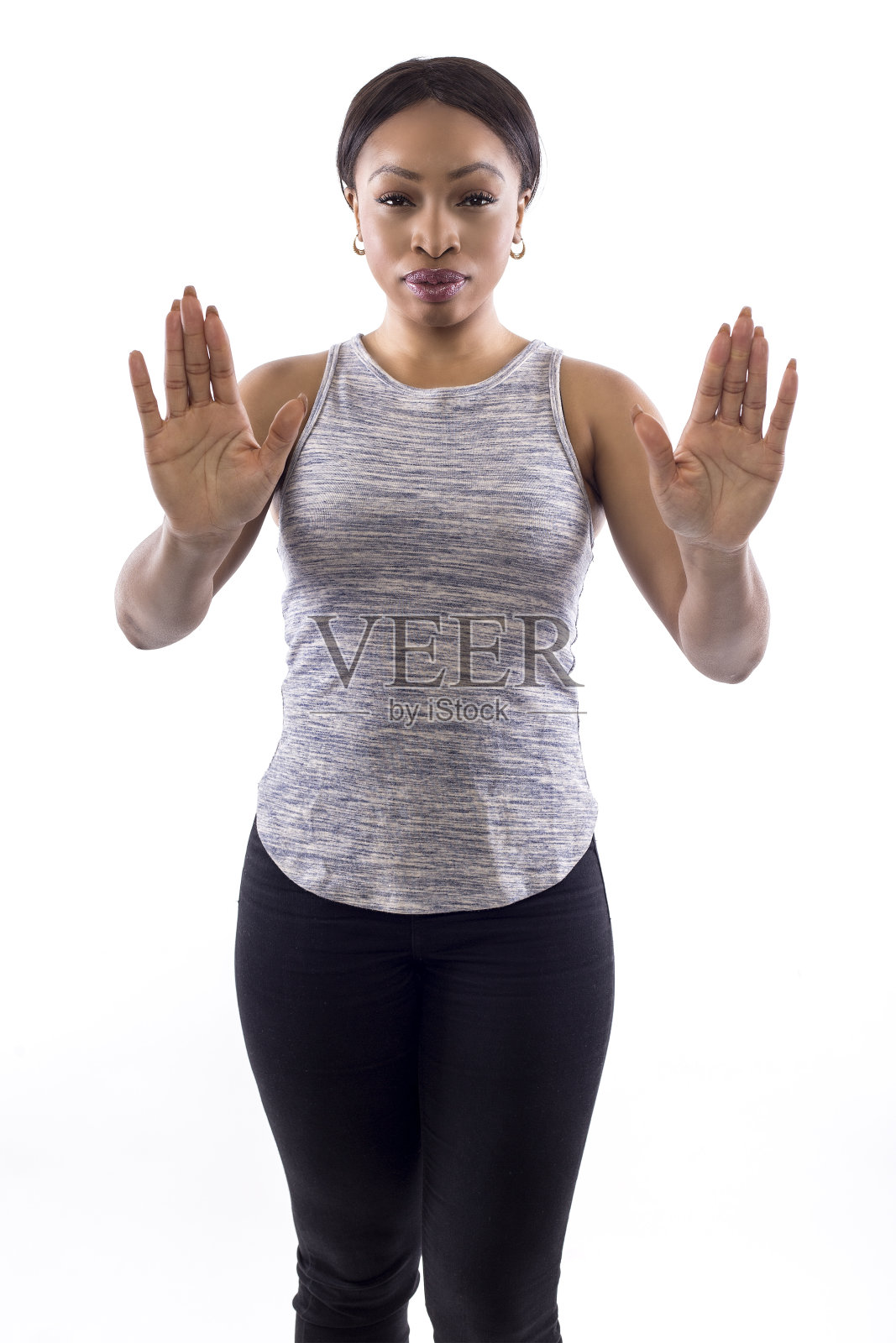 黑人女性健身教练在白色背景与停止手势照片摄影图片