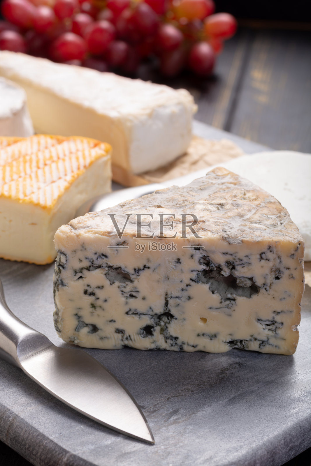 法式奶酪，蓝奶酪，布里干酪，明斯特干酪，软山羊奶酪，纽夫沙泰尔干酪照片摄影图片