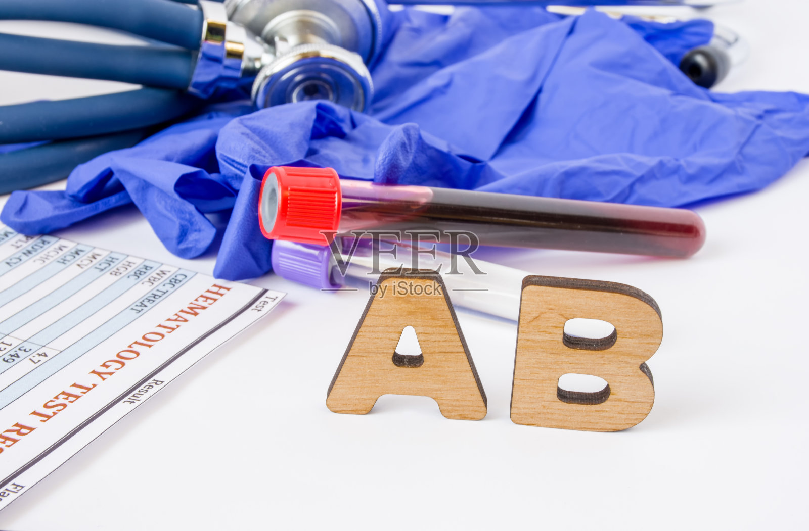 AB临床检验医学中用于中和病原体的免疫系统的抗体或免疫球蛋白的缩写。AB字是实验室试管附近的血液样本，血液学照片摄影图片