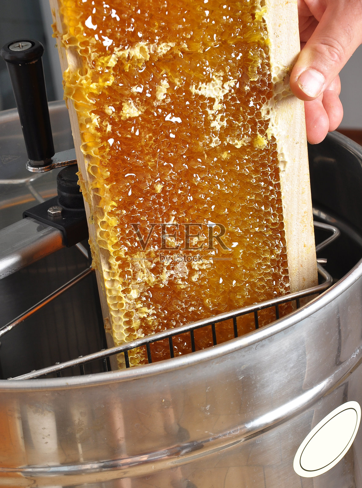 无盖蜂巢在蜂蜜提取器照片摄影图片
