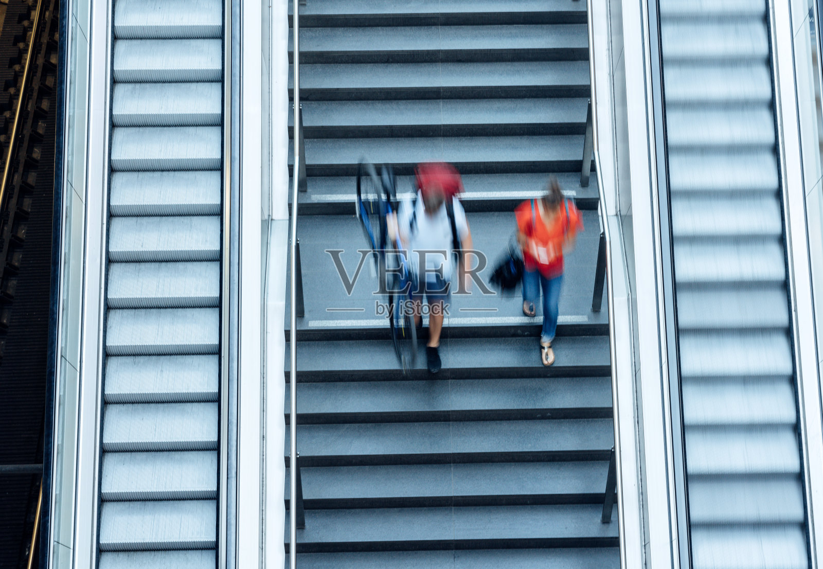 德国柏林，楼梯上模糊不清的人照片摄影图片