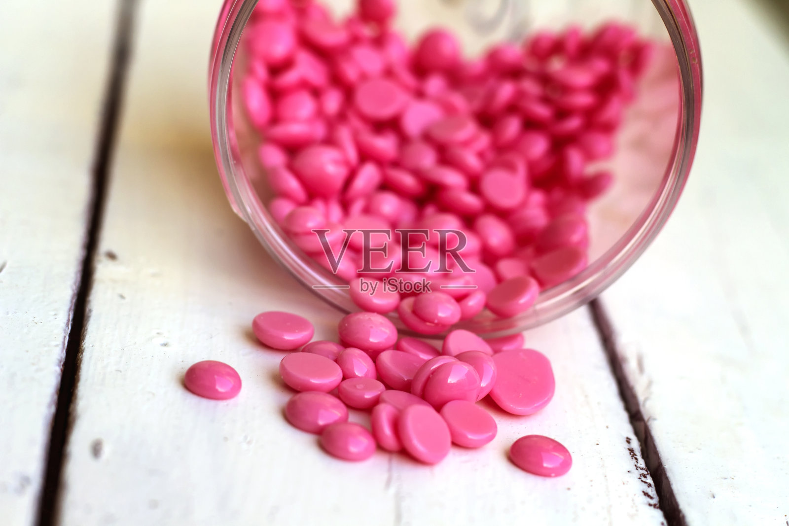 脱毛珍珠粉色固体蜡豆在木材背景照片摄影图片