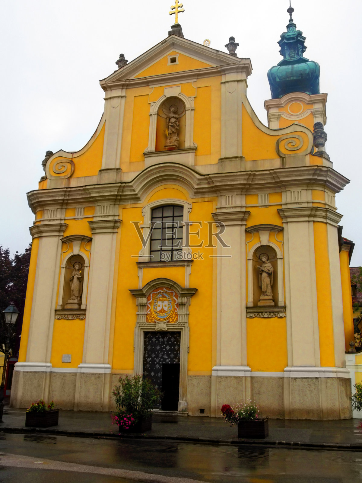 在一个夏天的雨天，匈牙利Gyor的Carmelite教堂的正面照片摄影图片