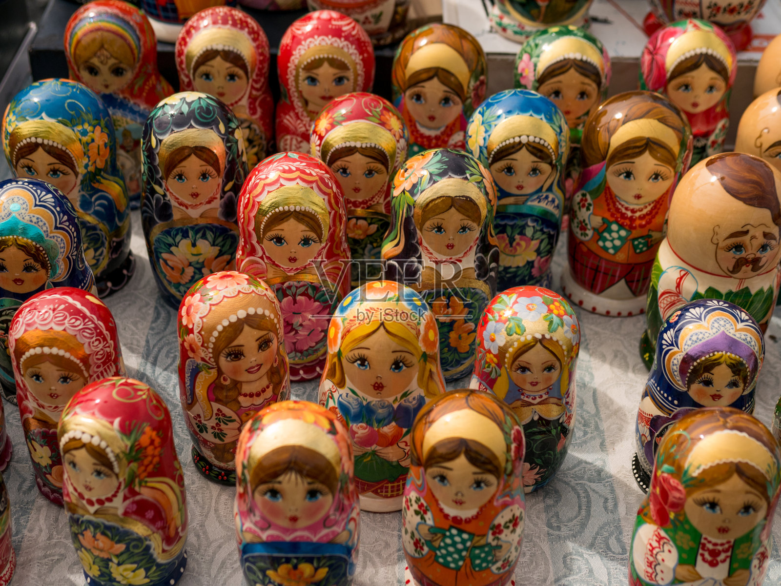 街头市场上的matoshka，来自俄罗斯和乌克兰的标志性纪念品。色彩鲜艳的俄罗斯套娃。国家现在的娃娃照片摄影图片