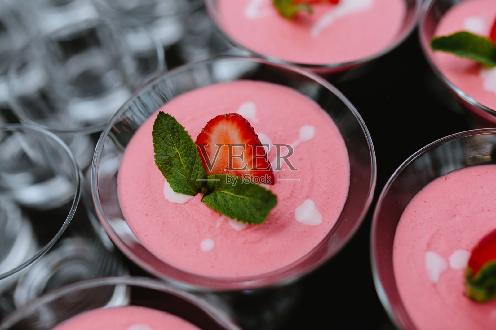 夏季草莓甜品在一家豪华餐厅开业招待客人照片摄影图片