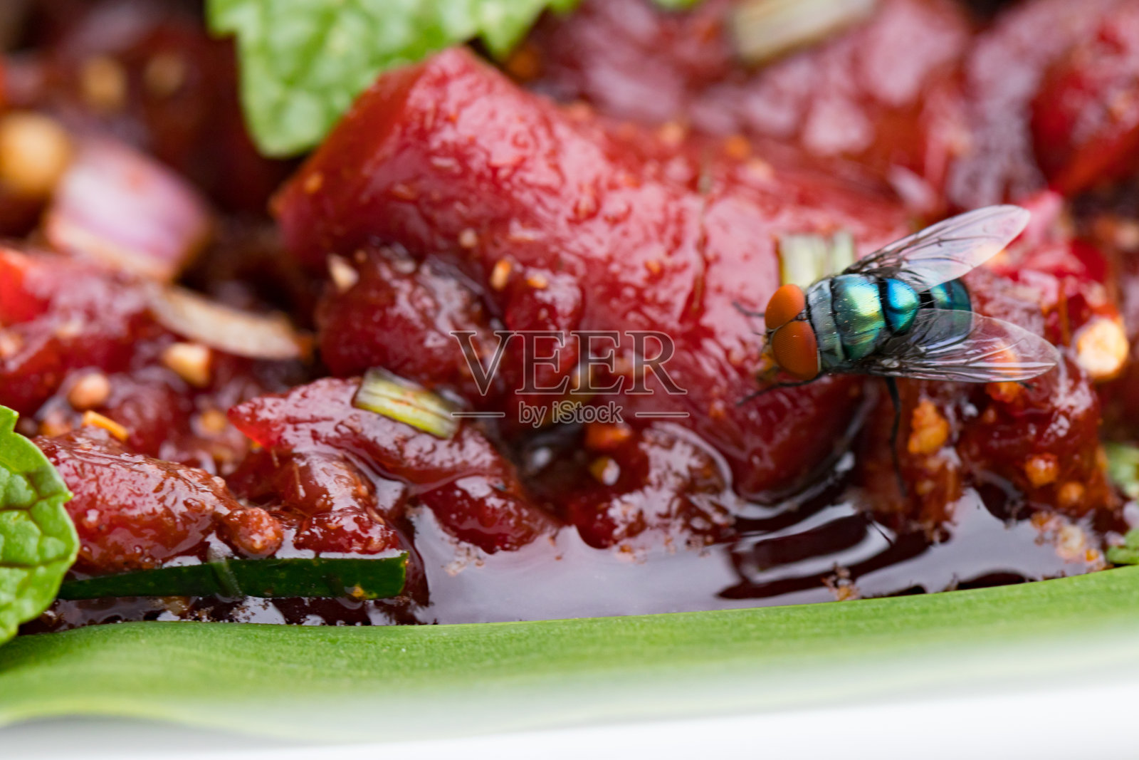 Larb Luad，生肉末，生血混合香料和香草。传统的泰国菜照片摄影图片