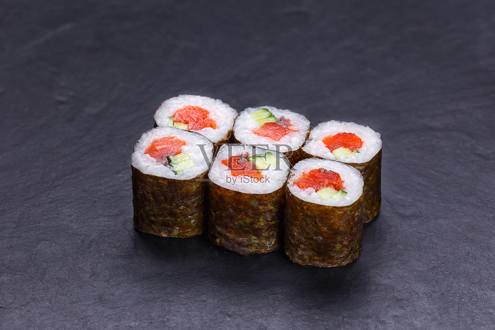 经典的日本料理，细麻寿司配鲑鱼和照片摄影图片