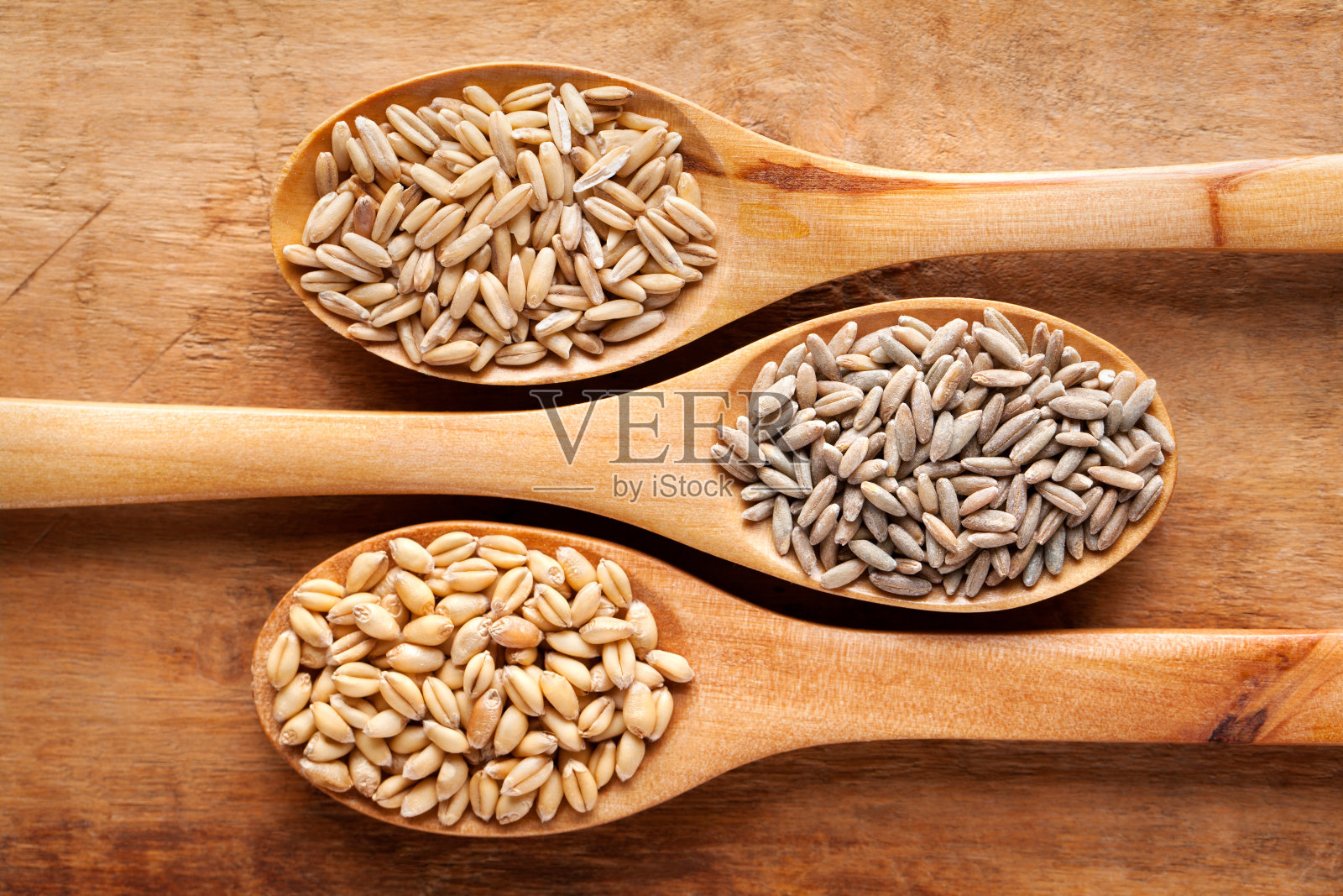 木勺里的谷物。燕麦，小麦，黑麦，黑麦。平的。照片摄影图片