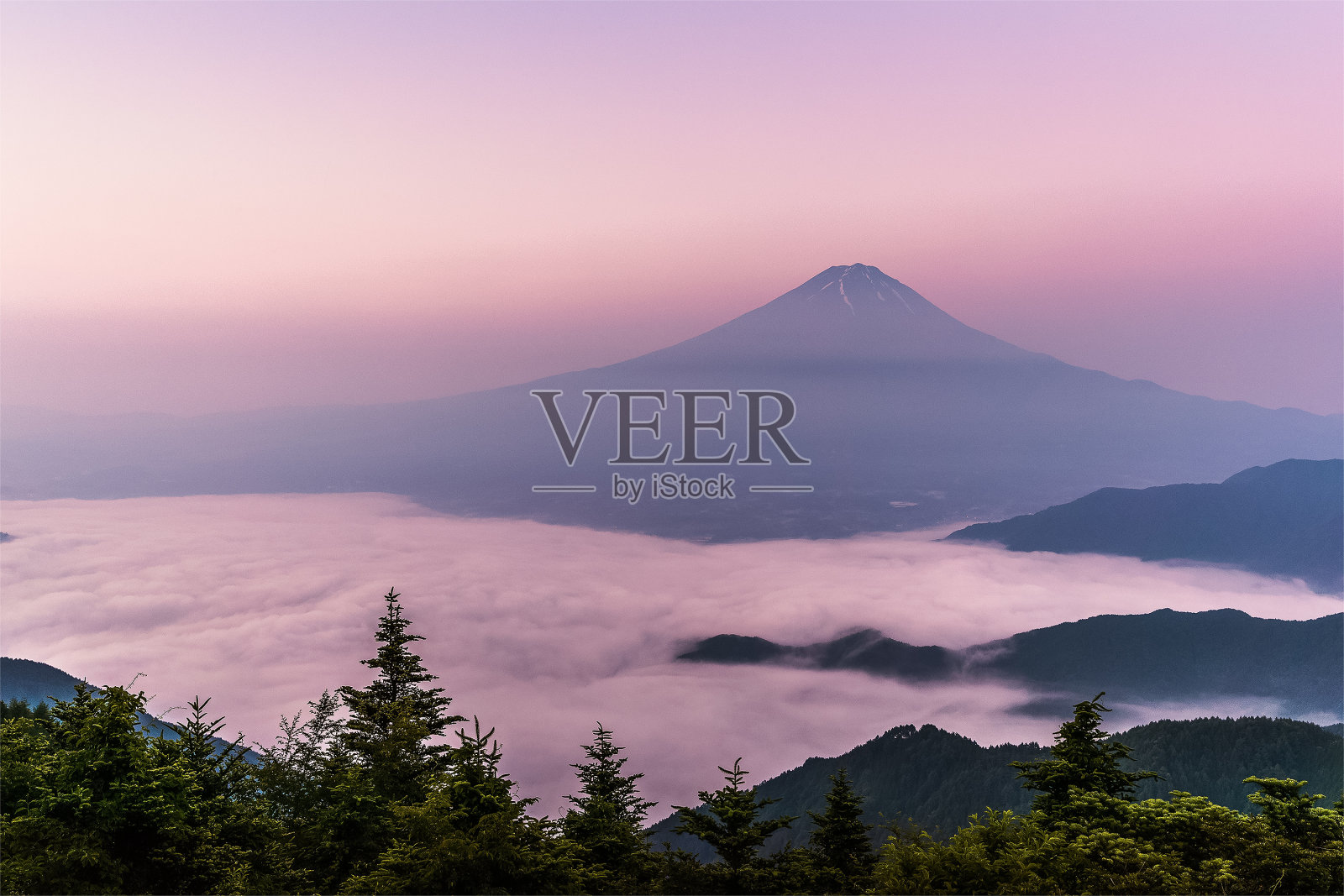 夏天的富士山，川口湖上有一片薄雾照片摄影图片