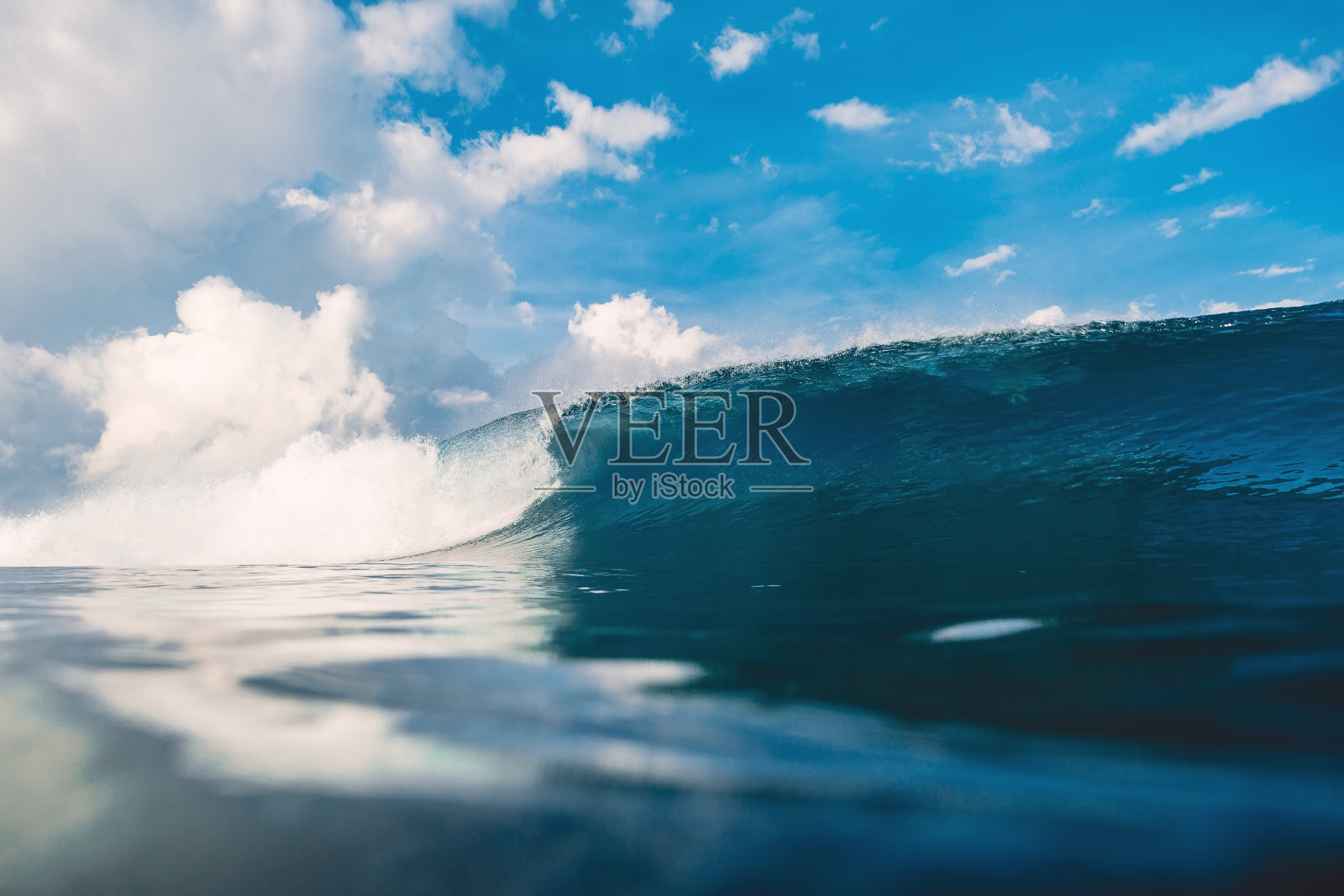 大海中的桶波。在瓦胡岛冲浪的破浪照片摄影图片