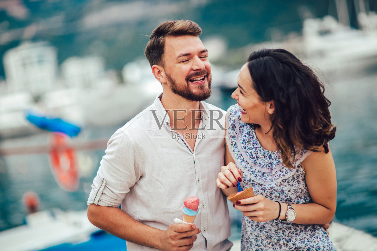 一对幸福的情侣在假期约会，吃冰淇淋。照片摄影图片