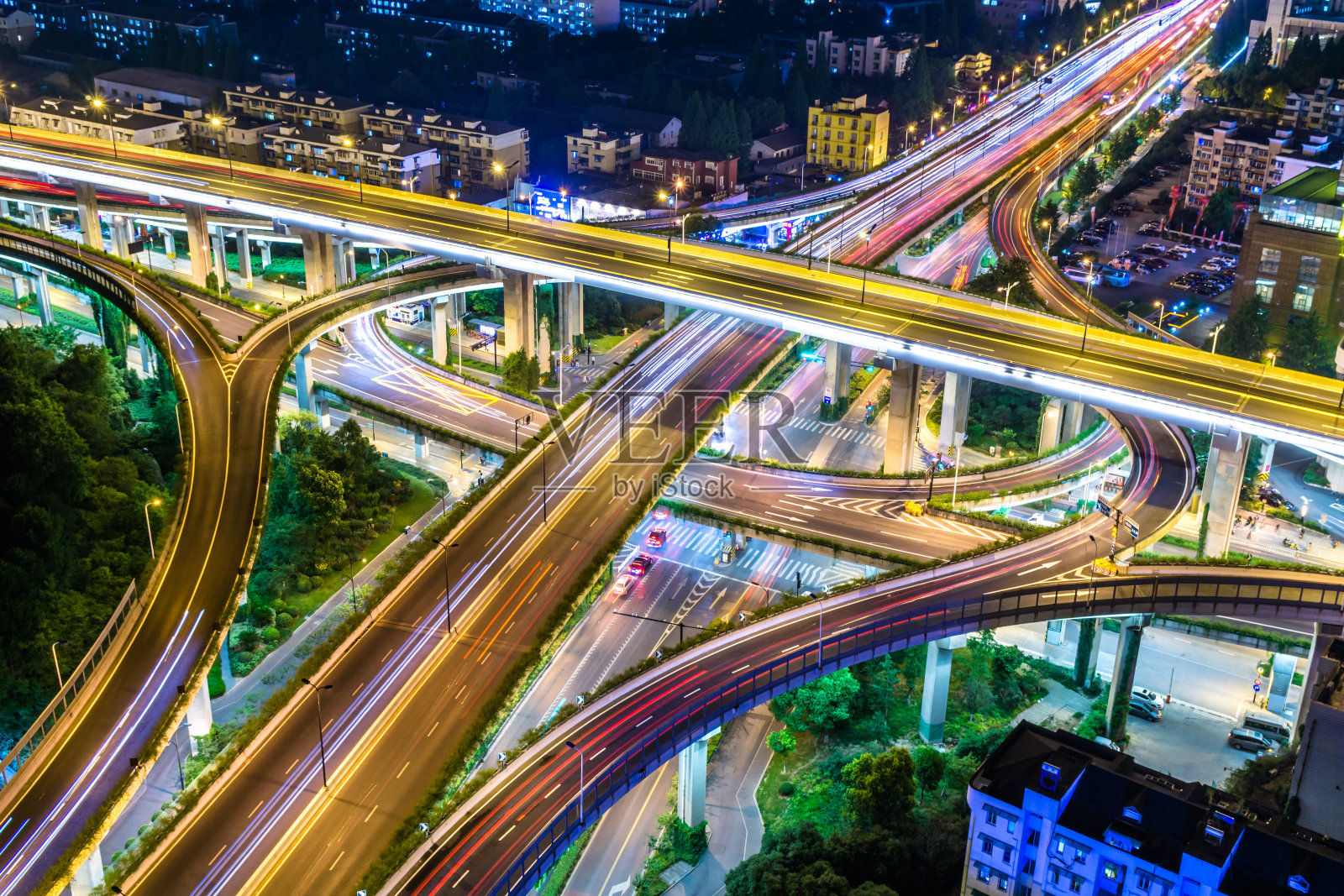 立交桥上繁忙的城市交通照片摄影图片