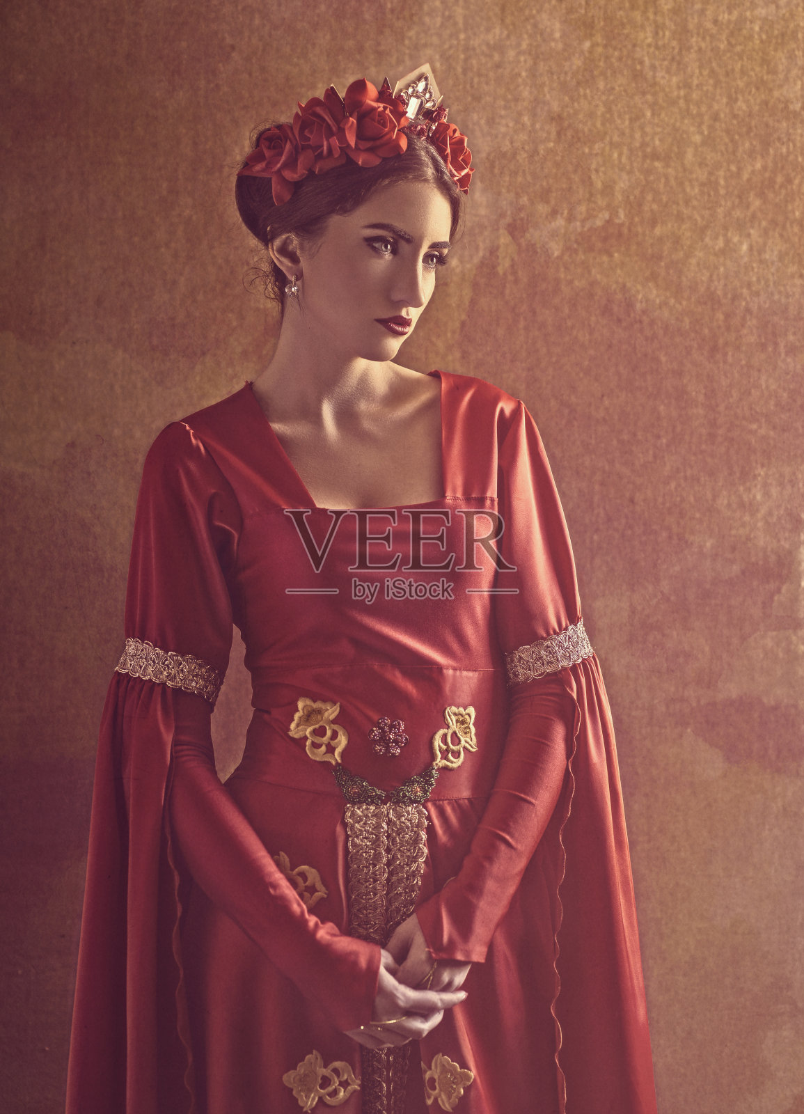 荣誉和骄傲。女性肖像与中世纪的服装和皇冠照片摄影图片