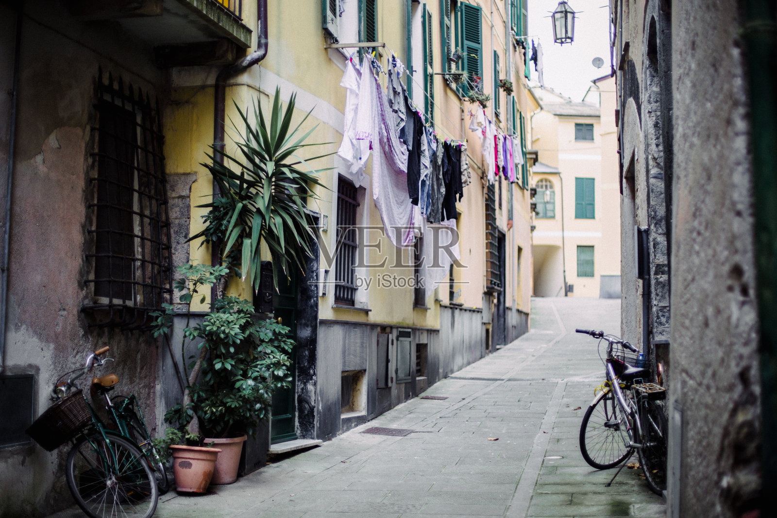 意大利莱万托小巷里的自行车照片摄影图片