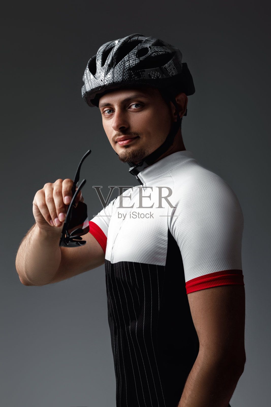 骑自行车的人戴着头盔的肖像照片摄影图片