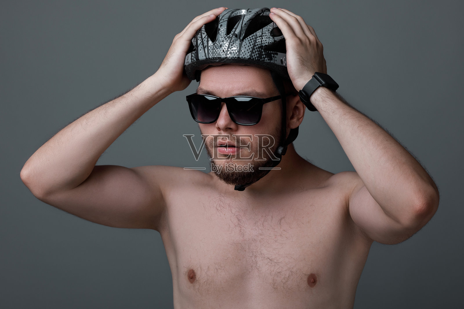 年轻的自行车手的滑稽肖像照片摄影图片