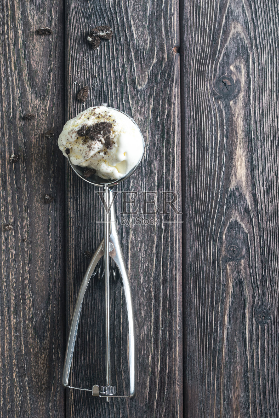冰淇淋勺放在质朴的木桌上。照片摄影图片