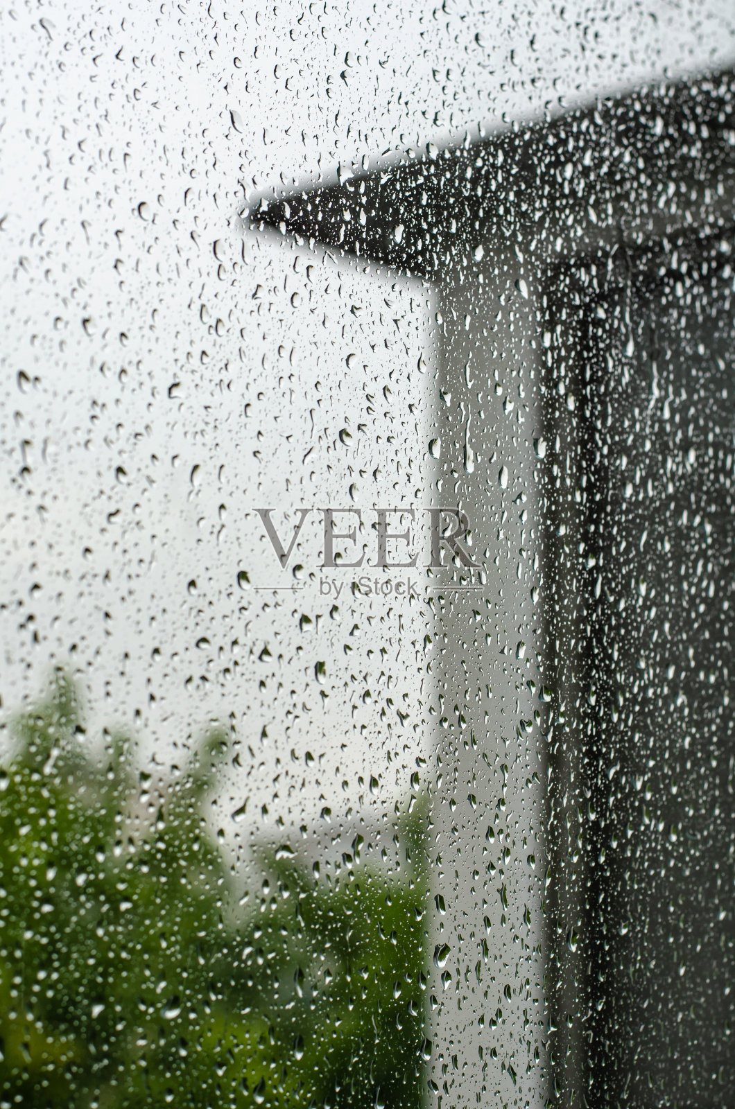 清晨的雨，水滴落在窗玻璃的背景上，复制空间照片摄影图片