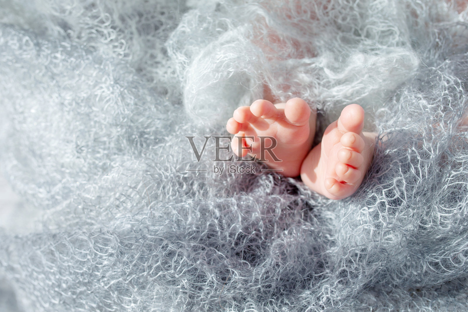 特写照片的新生婴儿的脚针织格子照片摄影图片