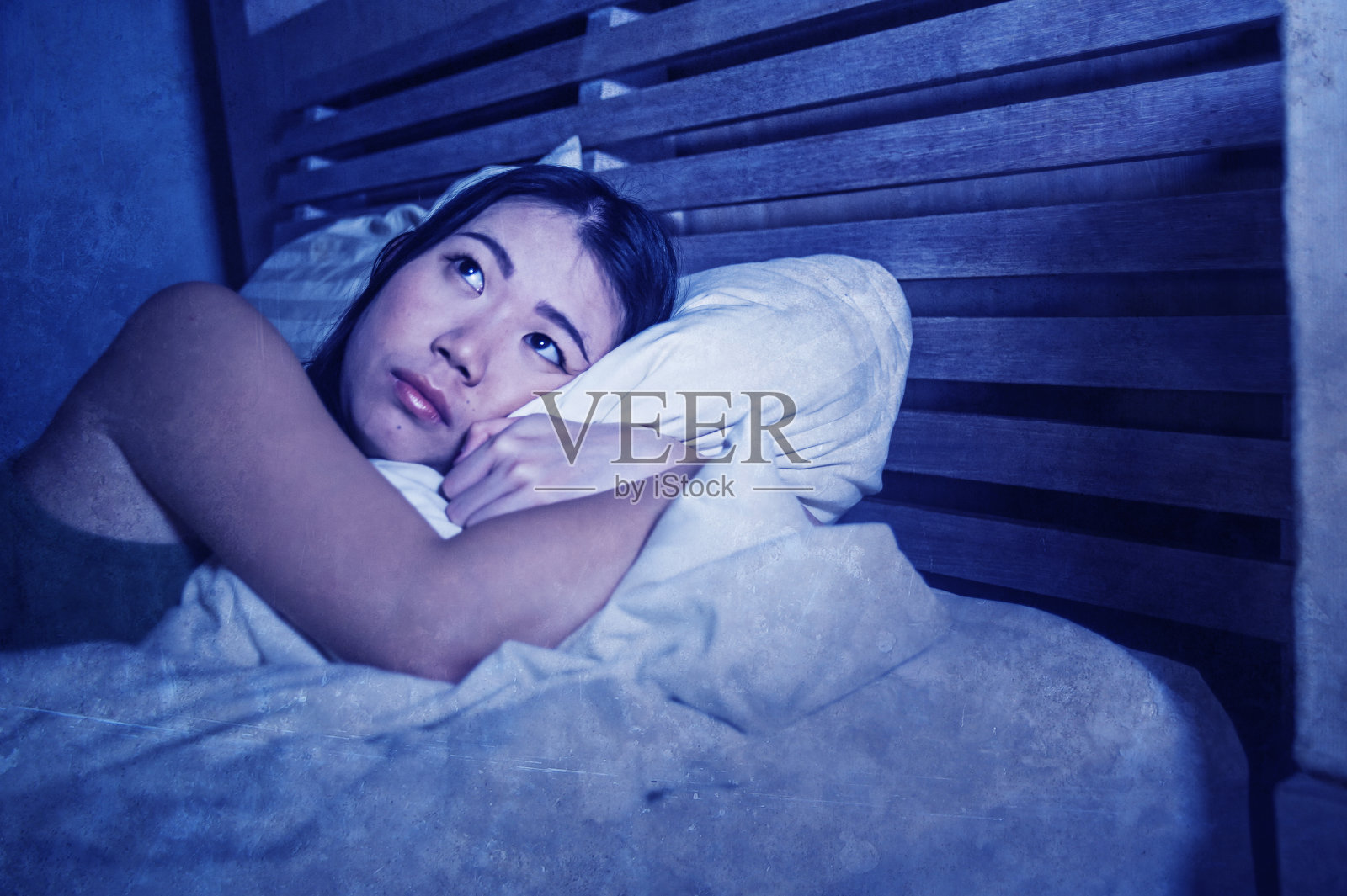 生活方式的夜晚肖像年轻美丽沮丧和悲伤的亚洲中国女人有失眠躺在床上不眠的痛苦，焦虑，压力和抑郁问题思考担心照片摄影图片